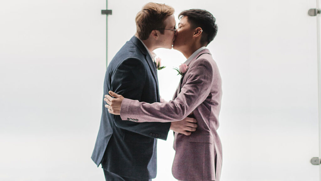 Eric and Carlo, Winners of Love on the Ledge Content at Skydeck Chicago (Photo Credit: Skydeck Chicago)