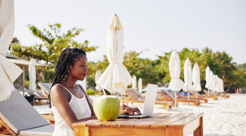 Break the habit of working while on vacation and give yourself permission to unwind. (Photo Credit: DragonImages / iStock)