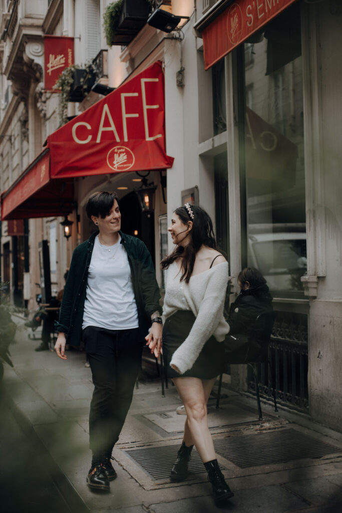 Alba and her spouse Caro in Paris (Photo Credit: Viviundkate)