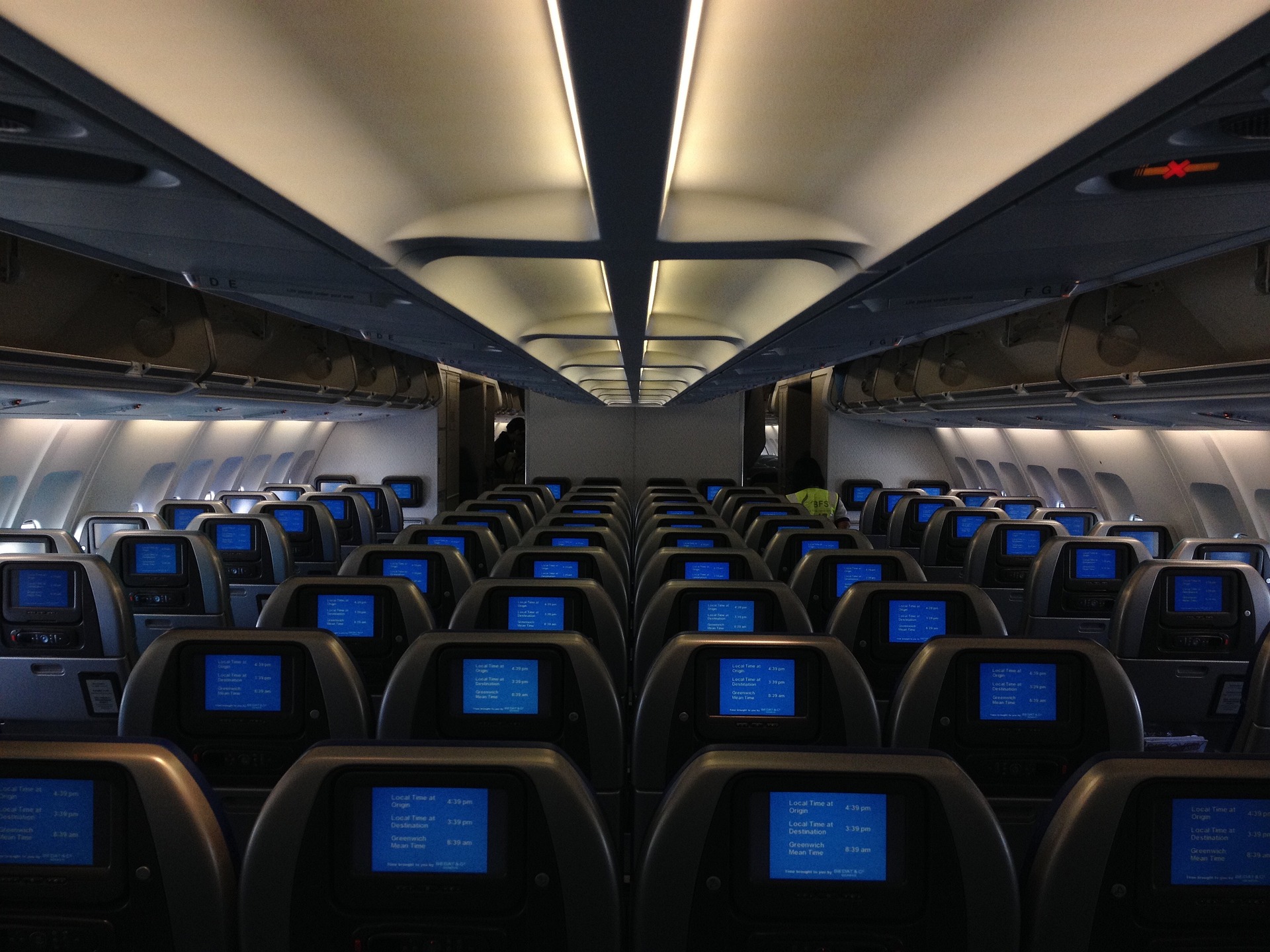 A Look at Airline Seat Width in US Economy Class - Vacationer Magazine